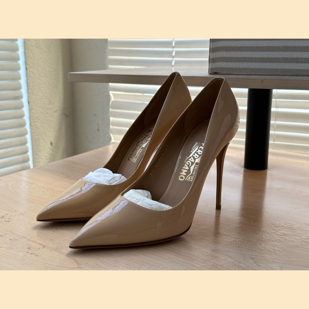 NWOB Salvatore Ferragamo Fiore Pumps Patent Nude 10C